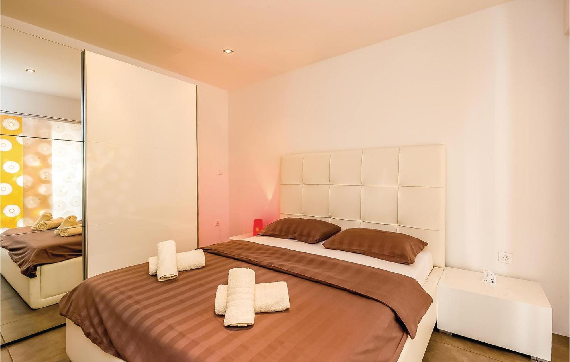 2 Bedroom Lovely Apartment In Crikvenica Extérieur photo