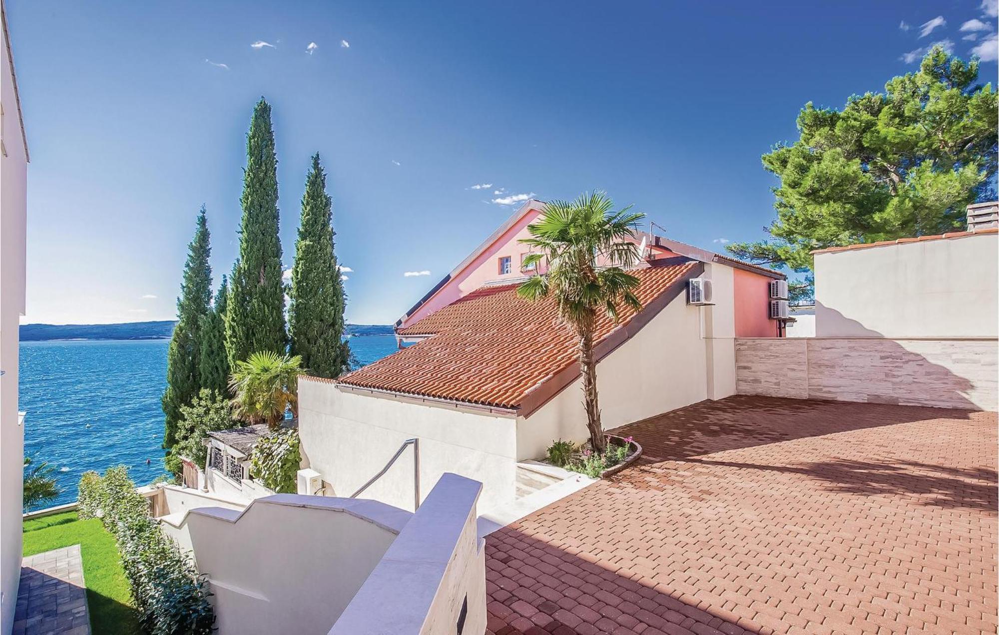 2 Bedroom Lovely Apartment In Crikvenica Extérieur photo