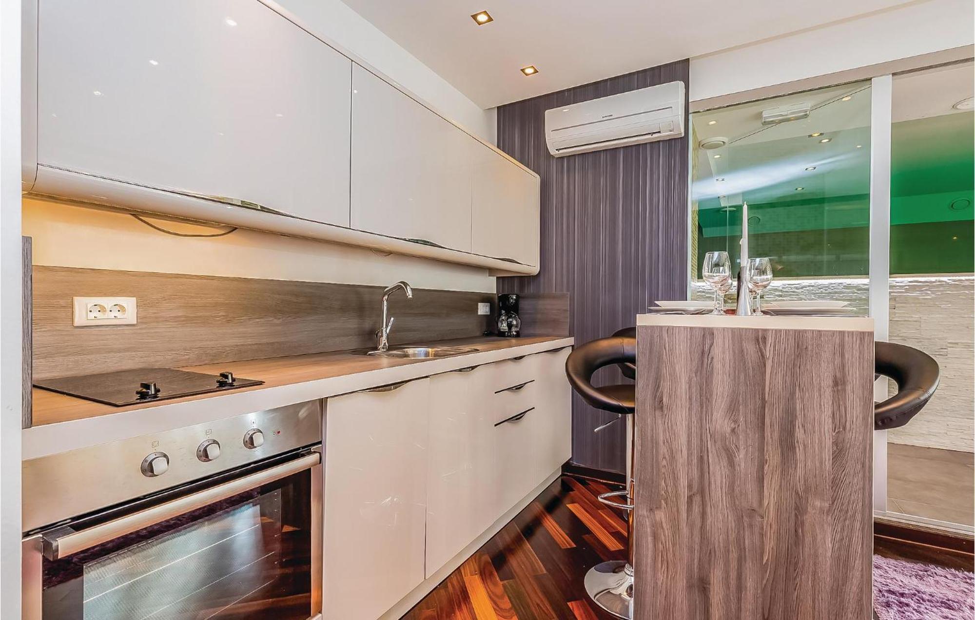 2 Bedroom Lovely Apartment In Crikvenica Extérieur photo