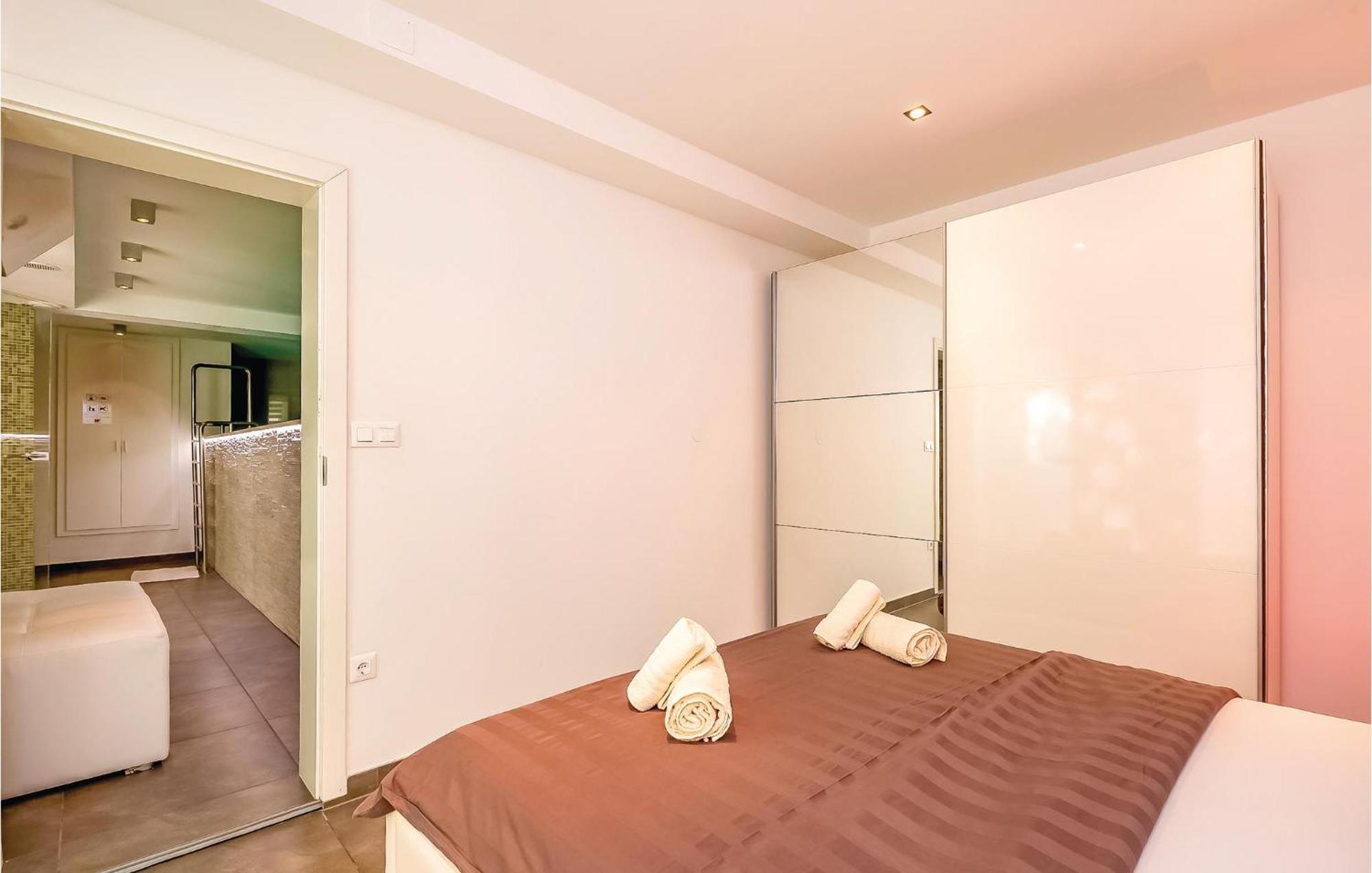 2 Bedroom Lovely Apartment In Crikvenica Extérieur photo
